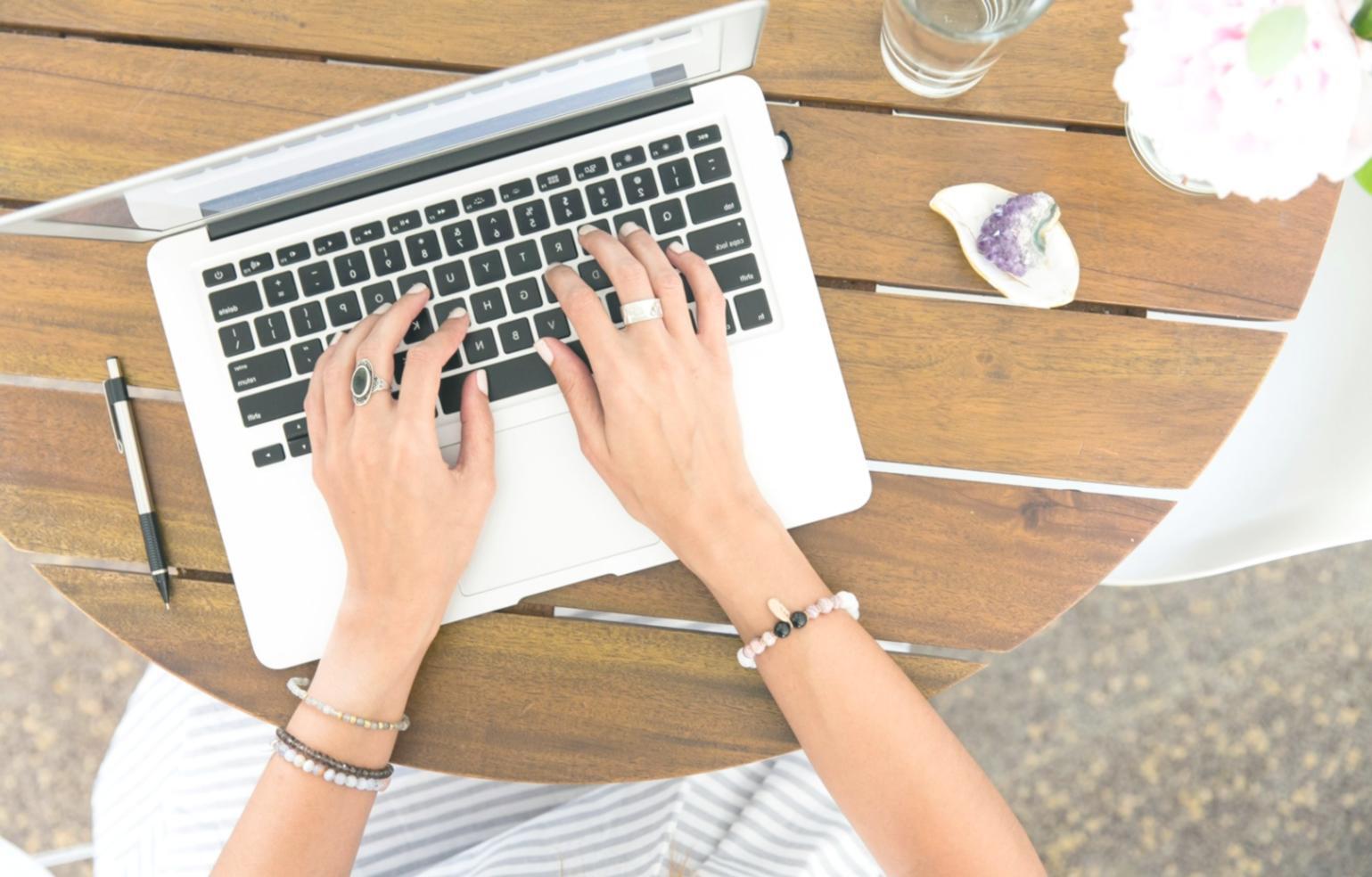 Équipe collaborative travaillant sur des projets éducatifs innovants